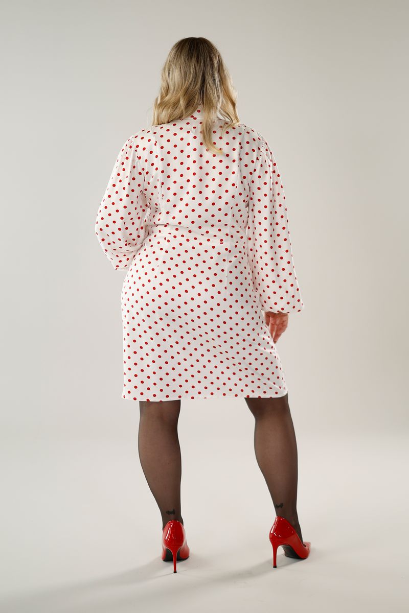 Trazy hvit og rød polkadot kjole