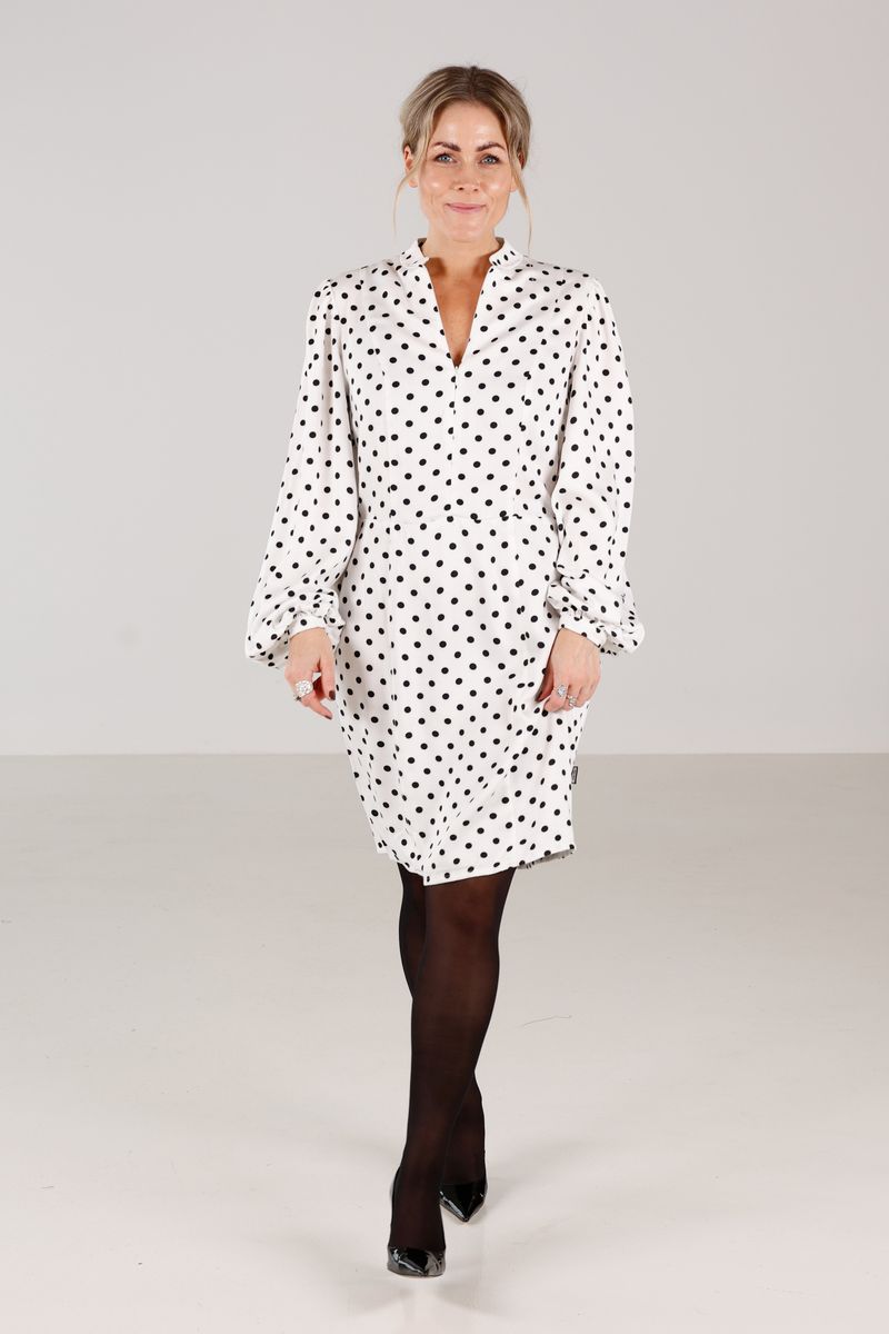 Trazy hvit og sort polkadot kjole