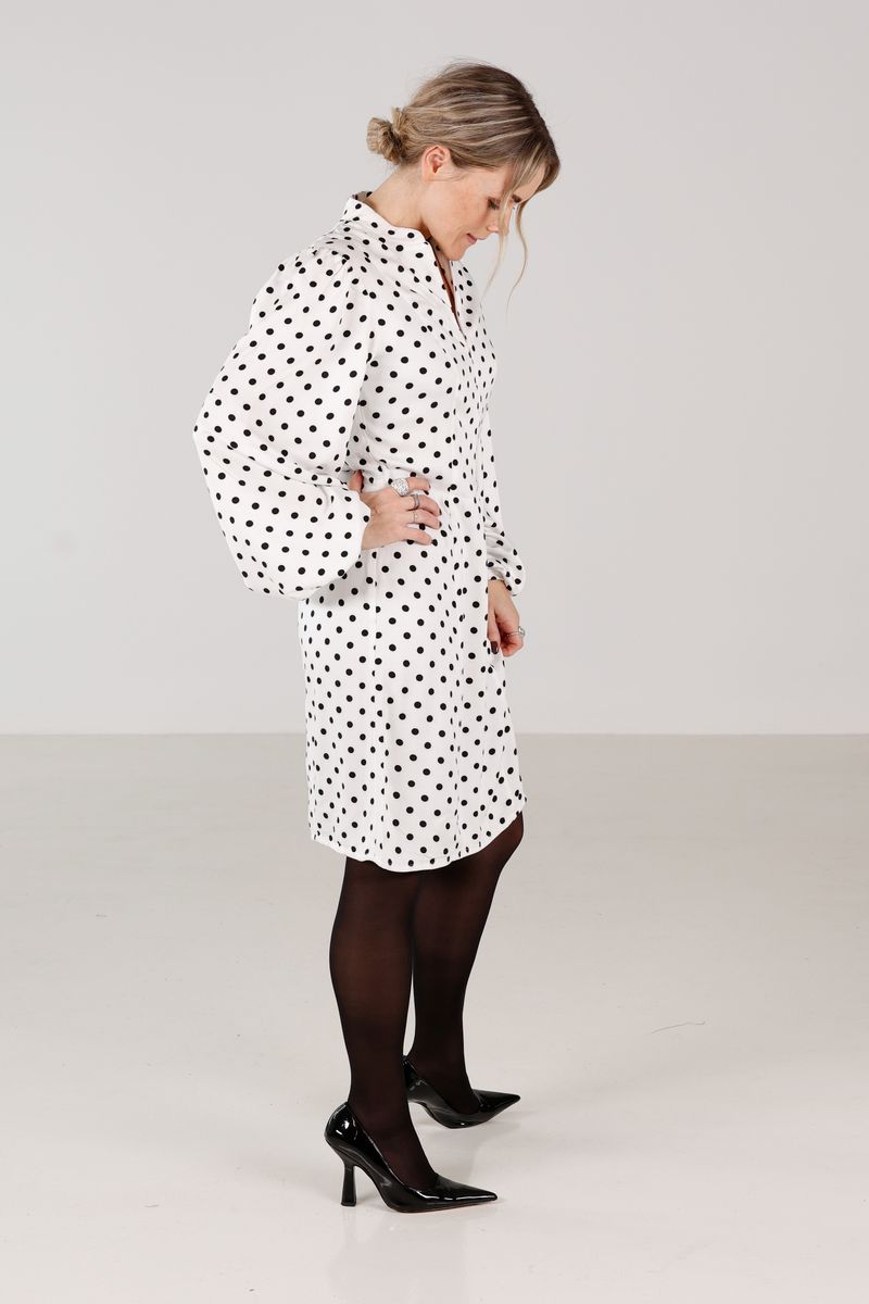 Trazy hvit og sort polkadot kjole