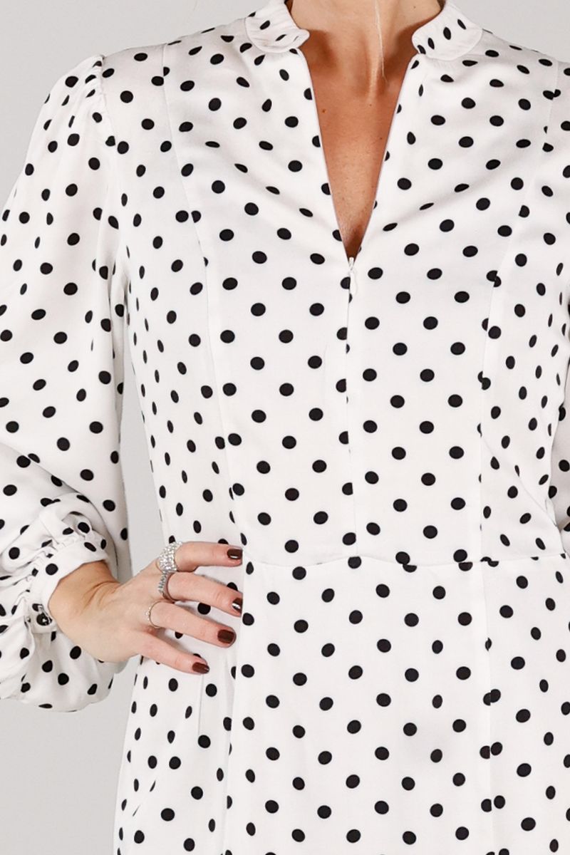 Trazy hvit og sort polkadot kjole