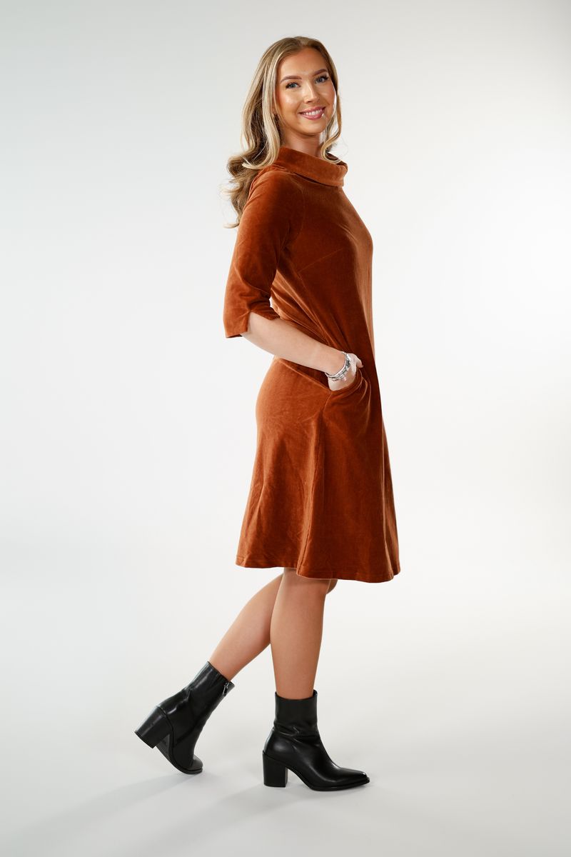 Sanna nugatt kjole i velur