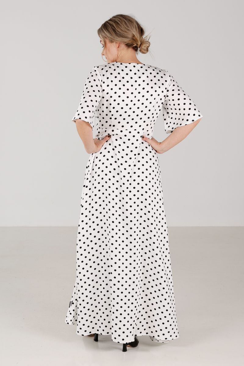 Liva hvit og sort polkadot kjole