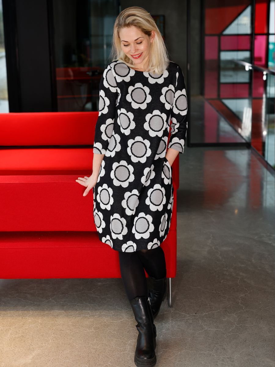 Maiken grå blomstret kjole