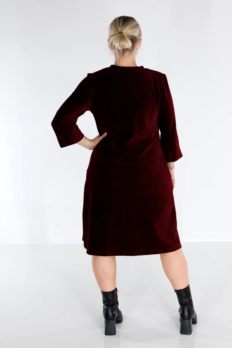 Saga burgunder velurkjole med lommer